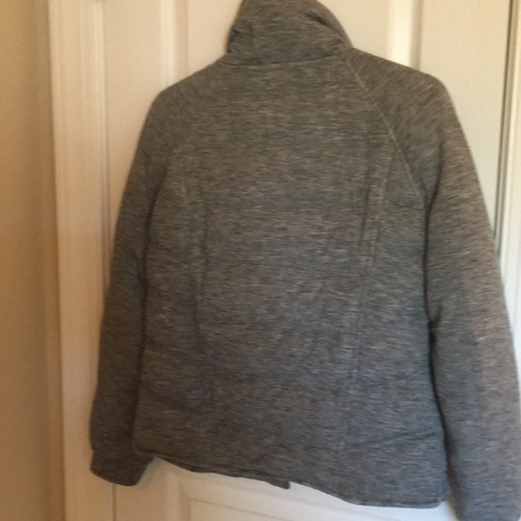 Sporty puffer coat light and great for travel! - Picture 4 of 4